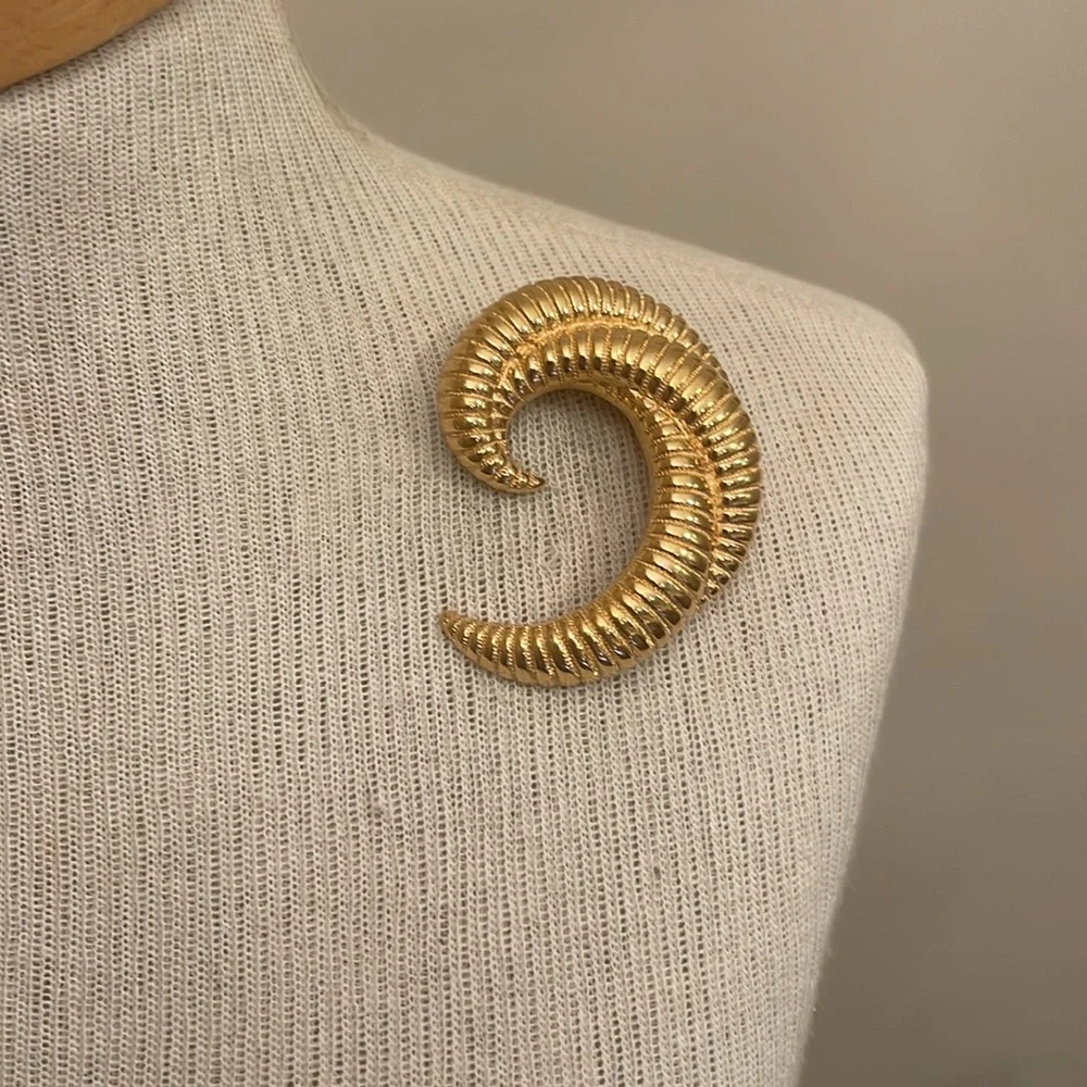 Vintage Monet Gold-tone Ribbed Swirl Brooch - Pin